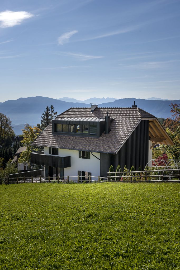 Tirolská chata s moderným prevedením a drevenými lamelami a monumentálnou strechou