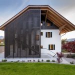 Tirolská chata s moderným prevedením a monumentálnou strechou