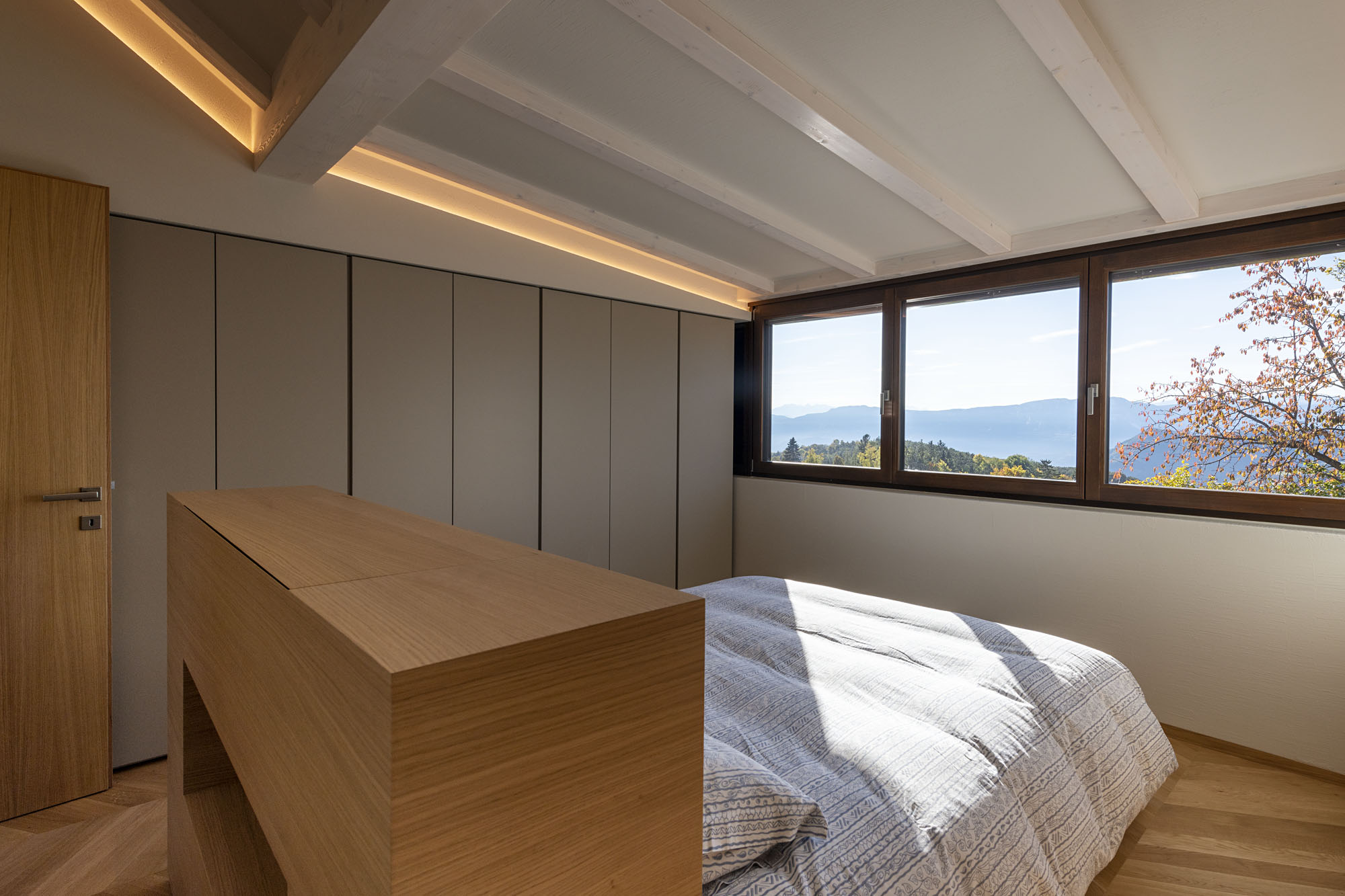 Na treťom poschodí je samostatný apartmán so spálňou kuchyňou a obývačkou, s prístupom po vonkajšom schodisku.