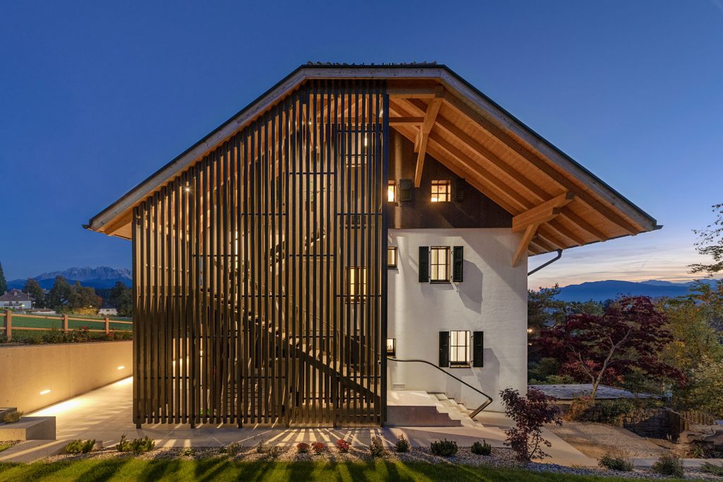 Tirolská chata s moderným prevedením a monumentálnou strechou