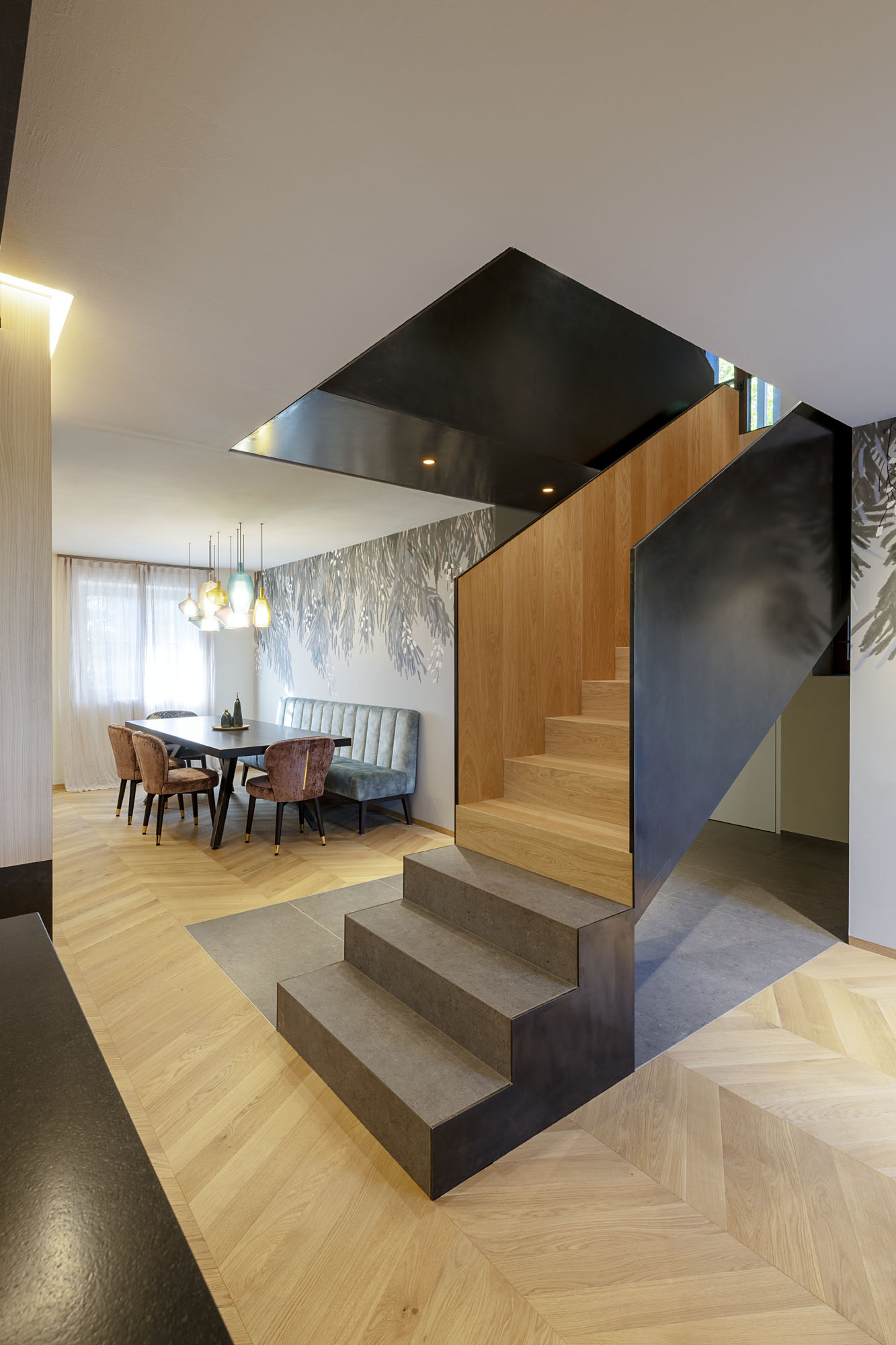 Moderný dizajnový interiér rodinnej tirolskej chaty 