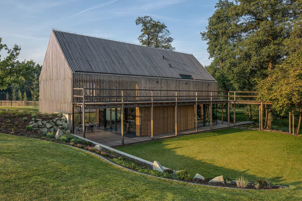 Päť prepojených stodôl ako moderné bývanie