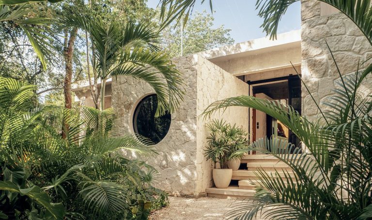 Slovenský ateliér zrealizoval v Mexiku pôsobivú vilu s nádhernou karibskou záhradou