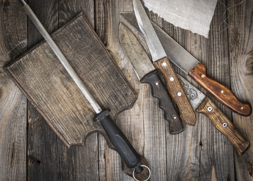 Tupý nôž je nielen nefunkčný, ale aj nebezpečný! Viete, ako správne nabrúsiť a naostriť vaše kuchynské nože?