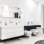 Veliká biela luxusná kúpeľňa
