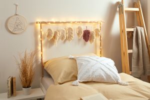 Dekoratívny rám na posteľ s makramé pierkami