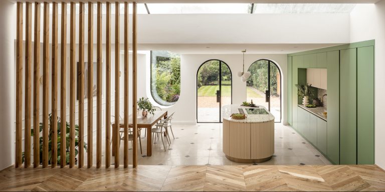 Prístavba domu so vzdušným drevo - mentolovým retro interiérom