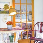 Staré oranžové dvere v jedálni vyplnené zrkadlami