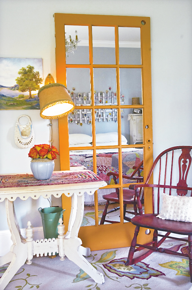 Staré oranžové dvere v jedálni vyplnené zrkadlami 