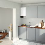 Sivá moderná kuchyňa s prechodom do obývačky