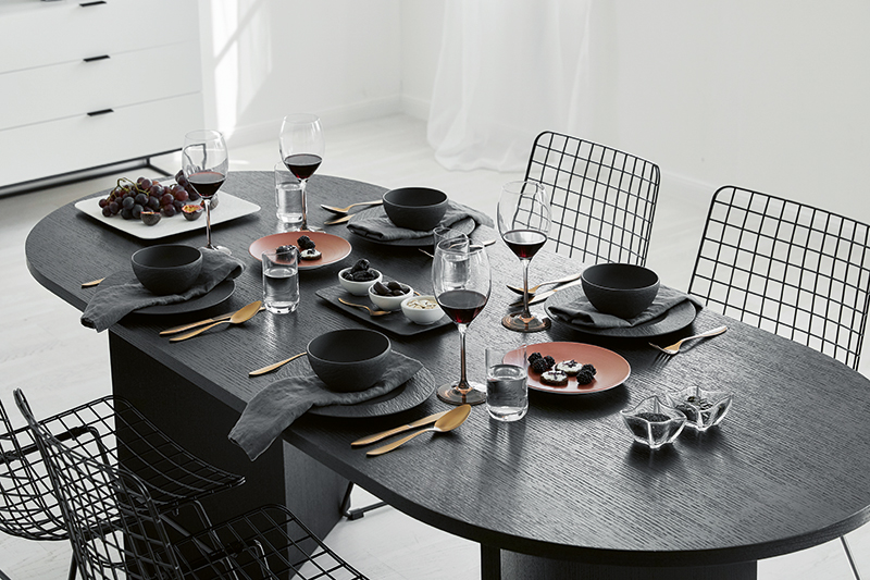 Oválny čierny jedálenský stôl pre štyroch