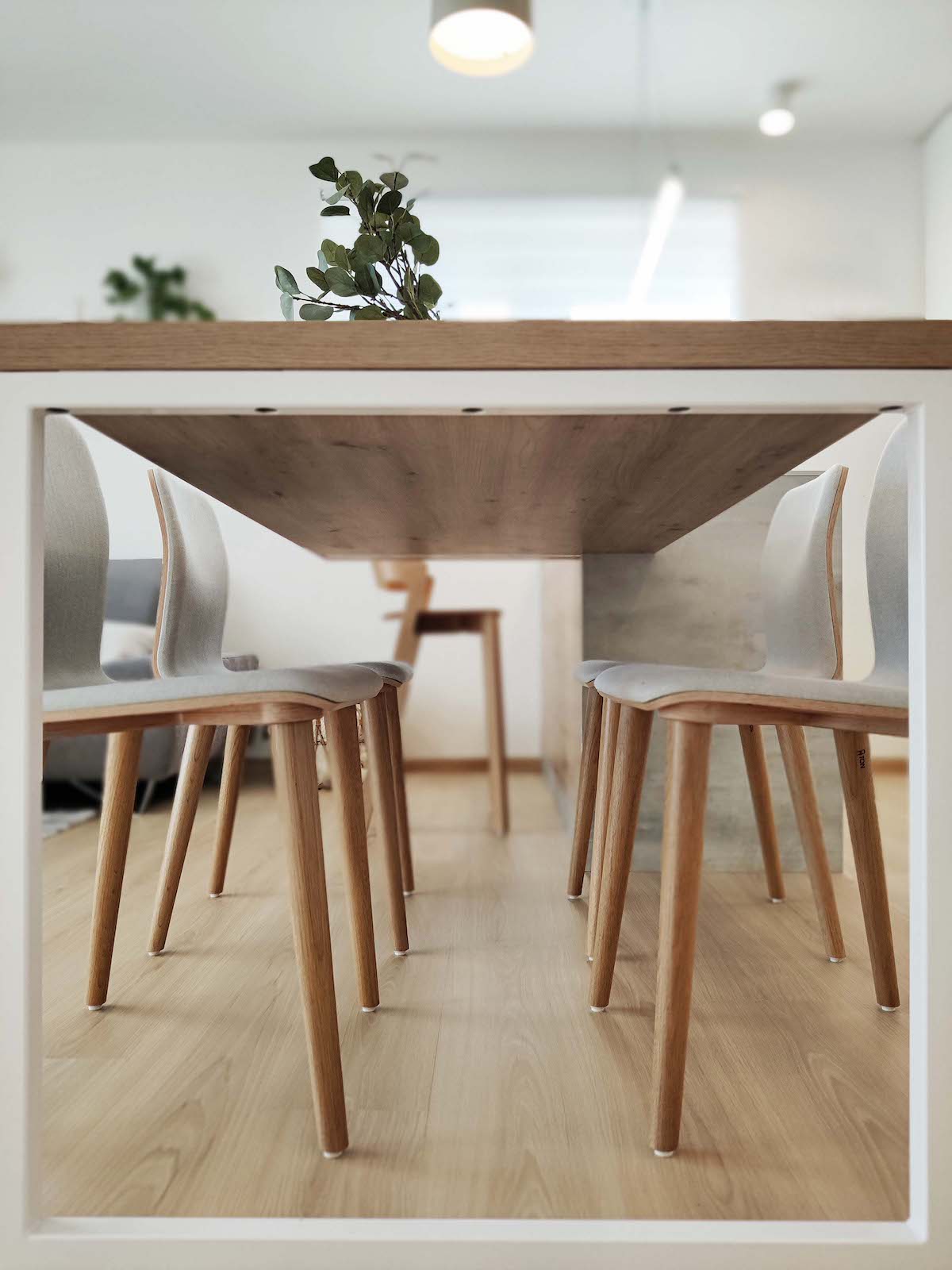 Biela rámová „noha“ na jedálenskom stole