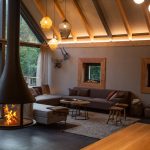 Moderná "švajčiarska" horská chata s luxusným dizajnovým interiérom z dreva a kovu