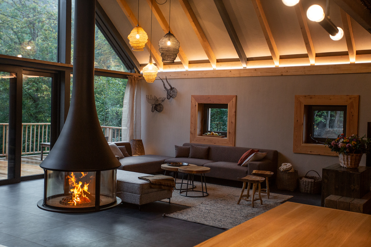 Moderná "švajčiarska" horská chata s luxusným dizajnovým interiérom z dreva a kovu 