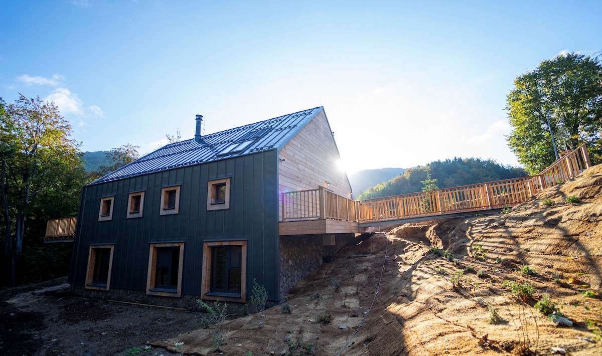 Moderná "švajčiarska" horská chata s luxusným dizajnovým interiérom z dreva a kovu 