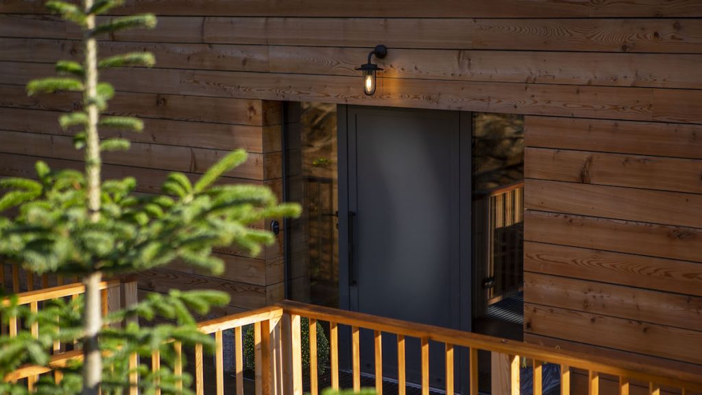 Moderná "švajčiarska" horská chata s luxusným dizajnovým interiérom z dreva a kovu