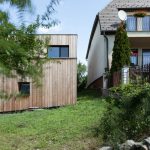 Minimalistický rodinný drevený dom ako komunitné bývanie