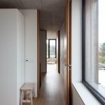Minimalistický rodinný drevený dom ako komunitné bývanie