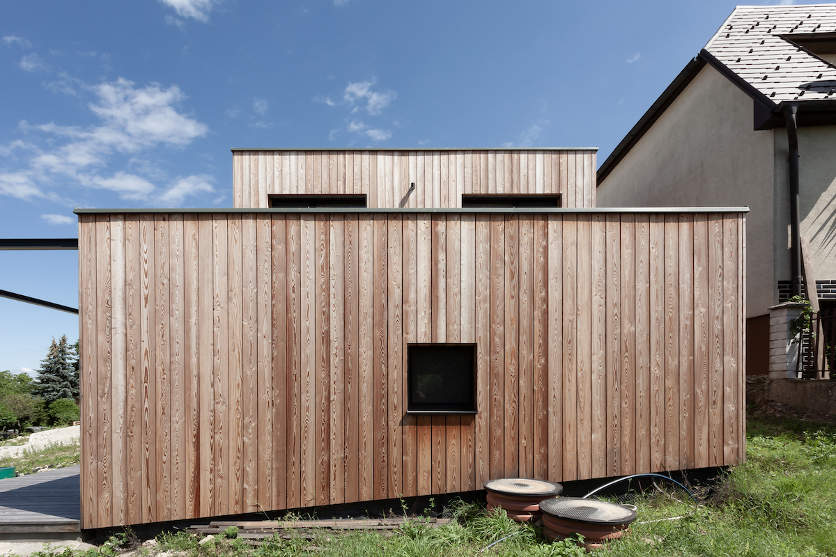 Minimalistický rodinný drevený dom ako komunitné bývanie 