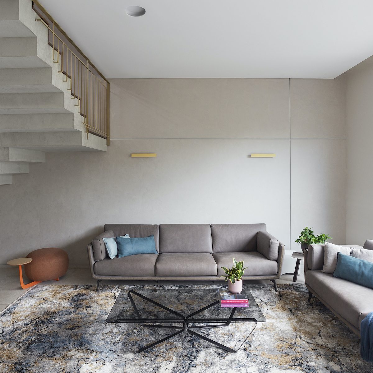 Geometrický dom s efektným schodiskom a dizajnovým lustrom