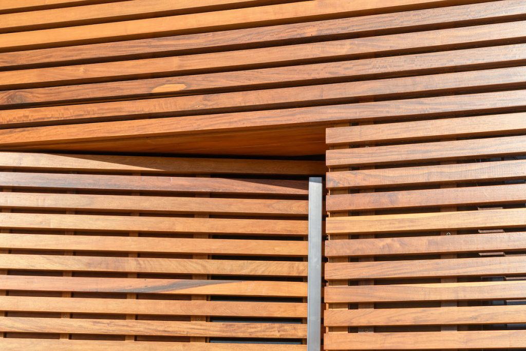 Detail drevenej lamelovej fasády