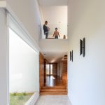 Minimalistický biely rodinný dom s moderným interiérom