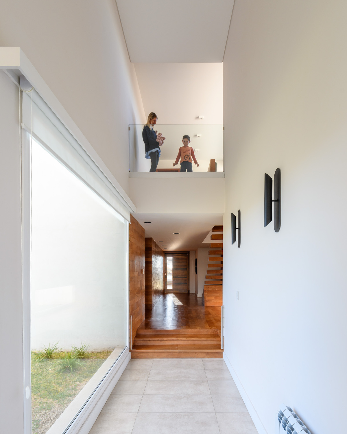 Minimalistický biely rodinný dom s moderným interiérom
