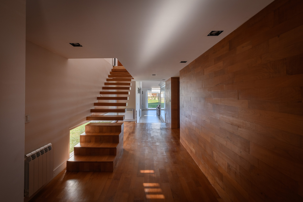 Architektom sa podarilo vytvoriť veľmi zaujímavé bývanie s množstvom dreva.