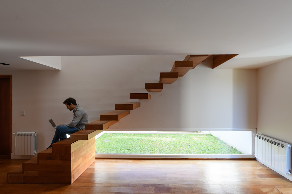 Architektom sa podarilo vytvoriť veľmi zaujímavé bývanie s množstvom dreva.