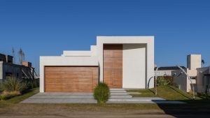 Bývanie s množstvom dreva, minimalistickými riešeniami a dômyselne navrhnutým presvetlením interiéru