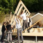 Stavba sebestačnej chatky z udržateľných materiálov