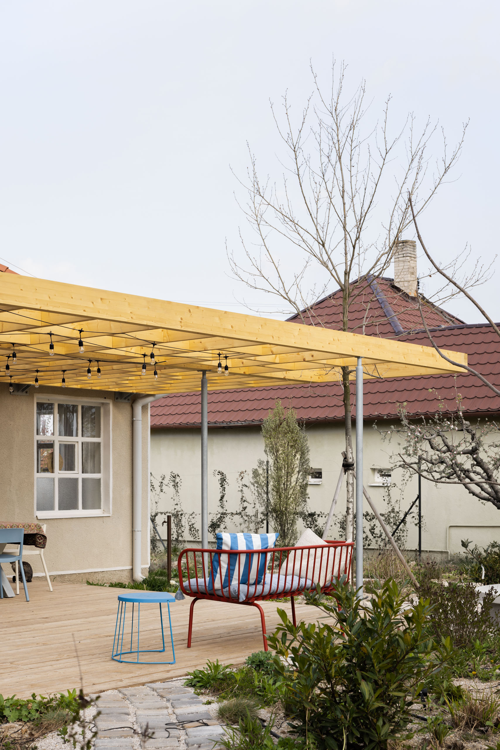 Prechod medzi vnútornými a vonkajšími priestormi stelesňuje pergola, ktorá vytvára priam scénické obrazy.