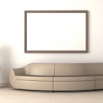 Zaoblený béžový gauč v jednoduchej obývačke