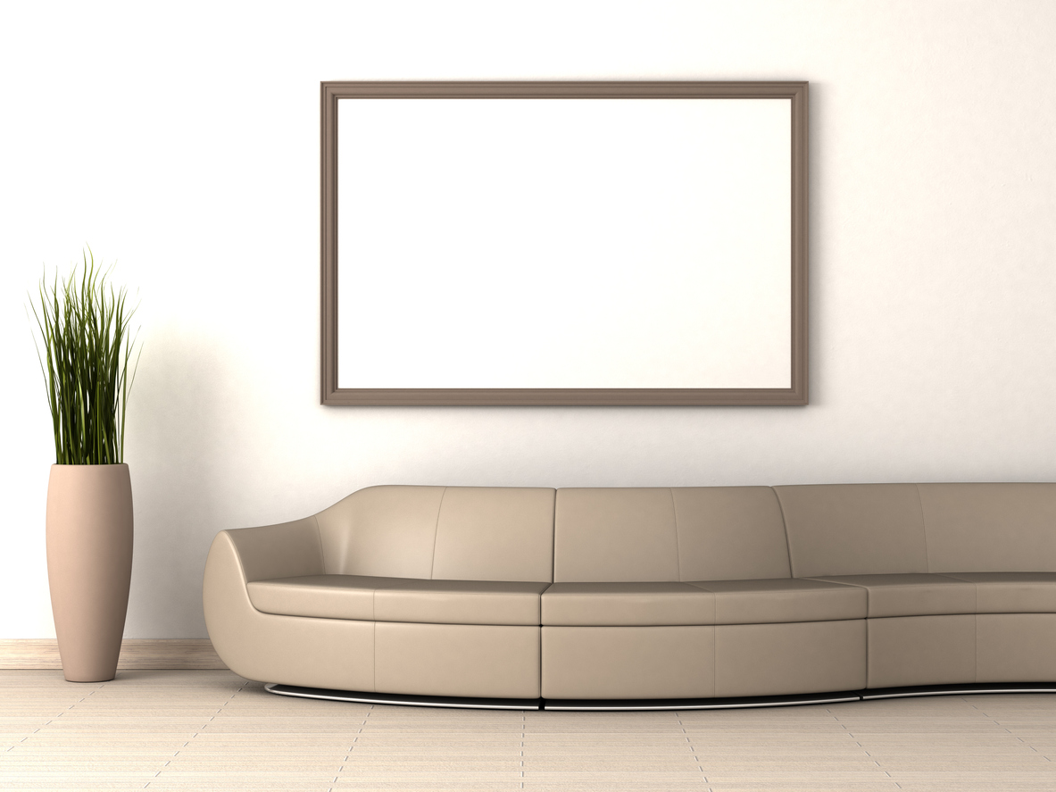 Zaoblený béžový gauč v jednoduchej obývačke