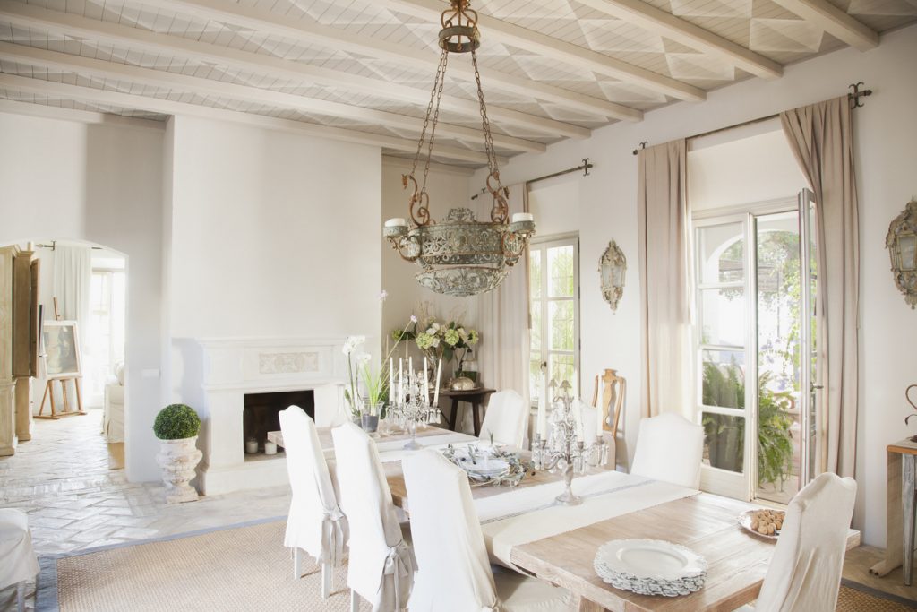 Zámocká jedáleň v bielej s výrazným stropo