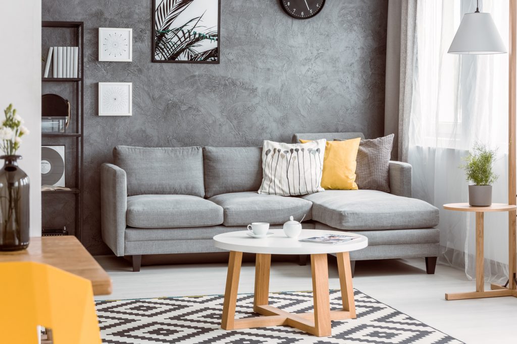 Sivá obývacia izba s dreveným stolíkom