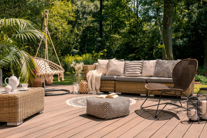 Z akého materiálu by mal byť váš záhradný nábytok?