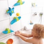 Dieťa vo vani s hracou stenou