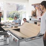 Sofistikovaný rozťahovací systém pre stolové dosky v kancelárií s ľuďmi