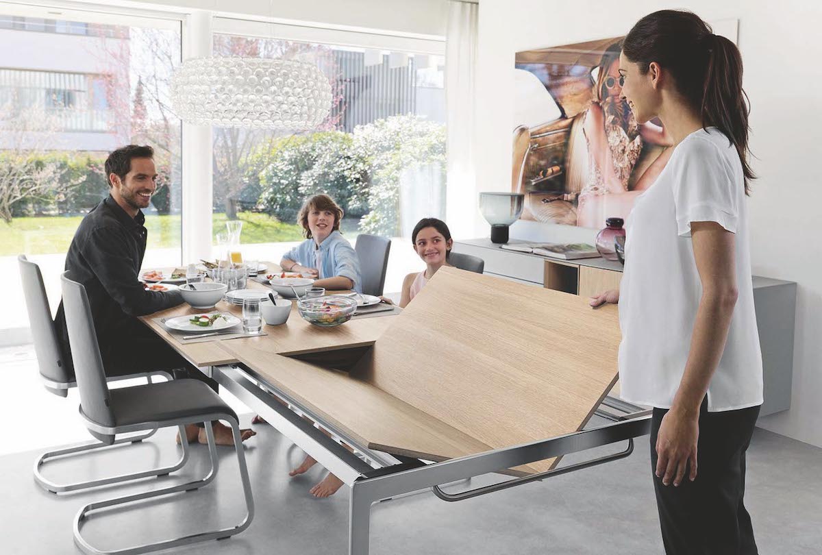 Sofistikovaný rozťahovací systém pre stolové dosky v kancelárií s ľuďmi