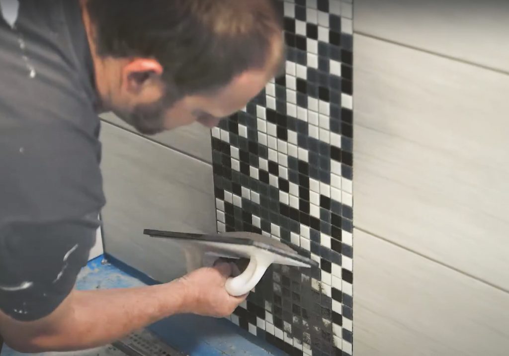 Mozaikový obklad v kúpeľni realizácia