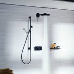 Dizajnová čierna sprcha v bielej kúpeľni