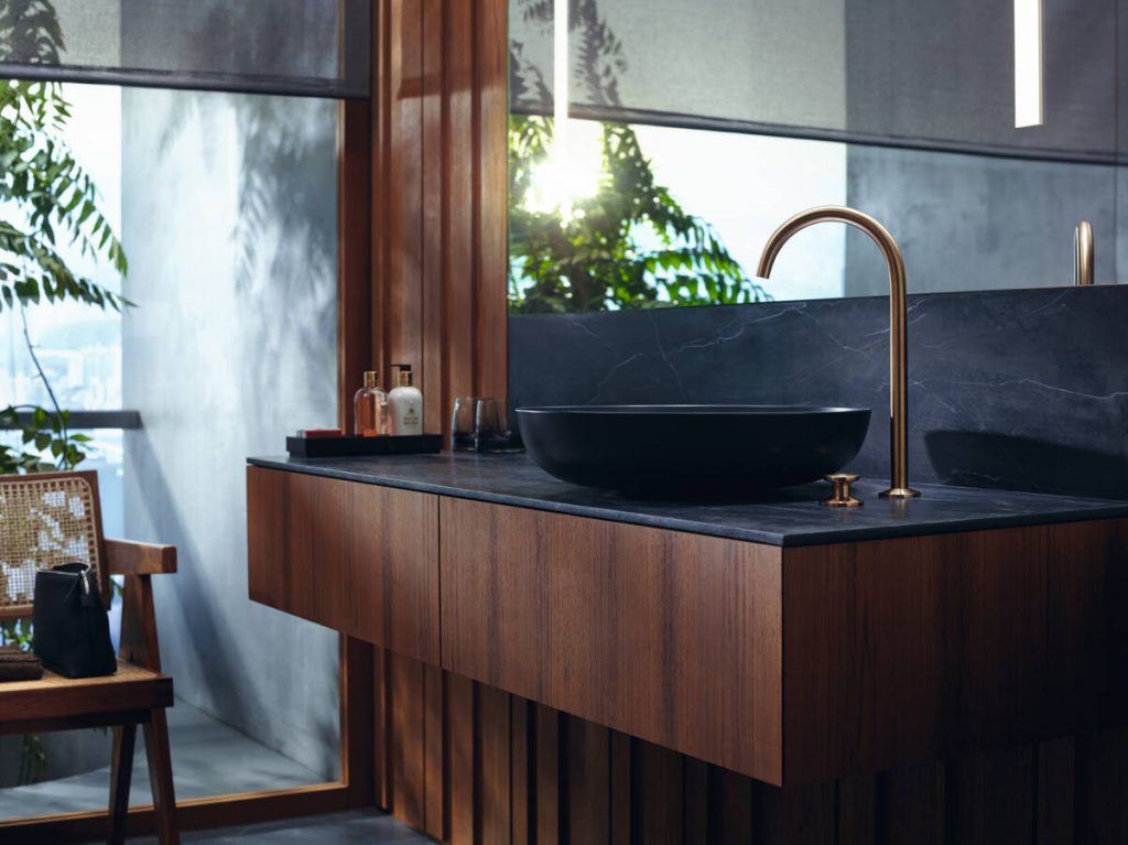 Ultra moderná kúpeľňa v čiernej s tmavým drevom