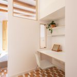 Rekonštruovaný starší byt v bielej a tehlovej v kombinácií s drevom
