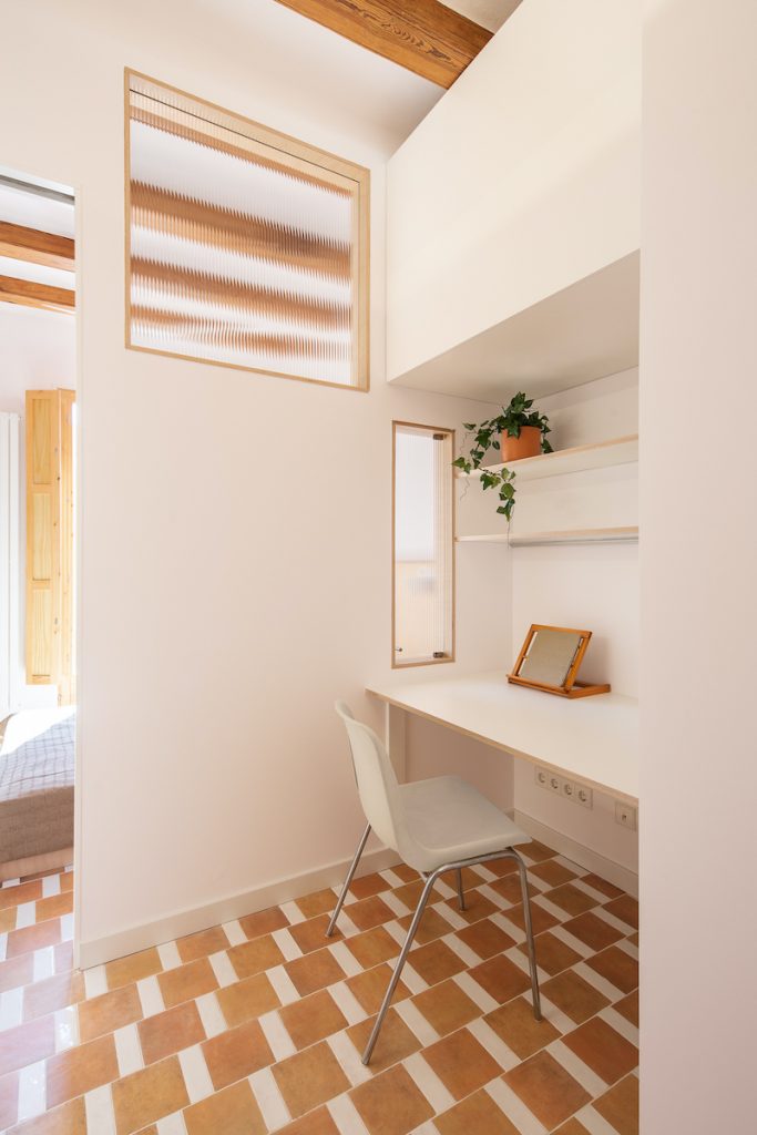 Rekonštruovaný starší byt v bielej a tehlovej v kombinácií s drevom