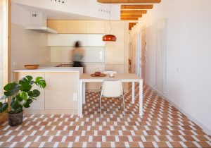 Rekonštrukcia starého bytu odpovedá na otázku, aký efekt dosiahnete v interiéri zjednotením podláh a materiálov