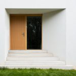 Prízemný ekologický rodinný dom s drevenými trámami, presklením a šikmou strechou
