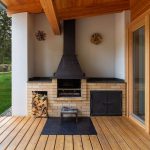 Prízemný ekologický rodinný dom s drevenými trámami, presklením a šikmou strechou