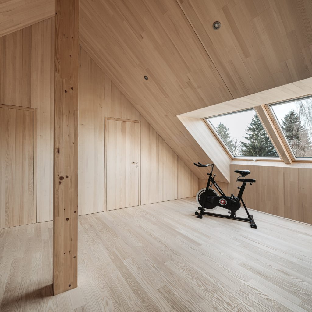 Klasický moderný trojpodlažný dom s minimalistickým interiérom