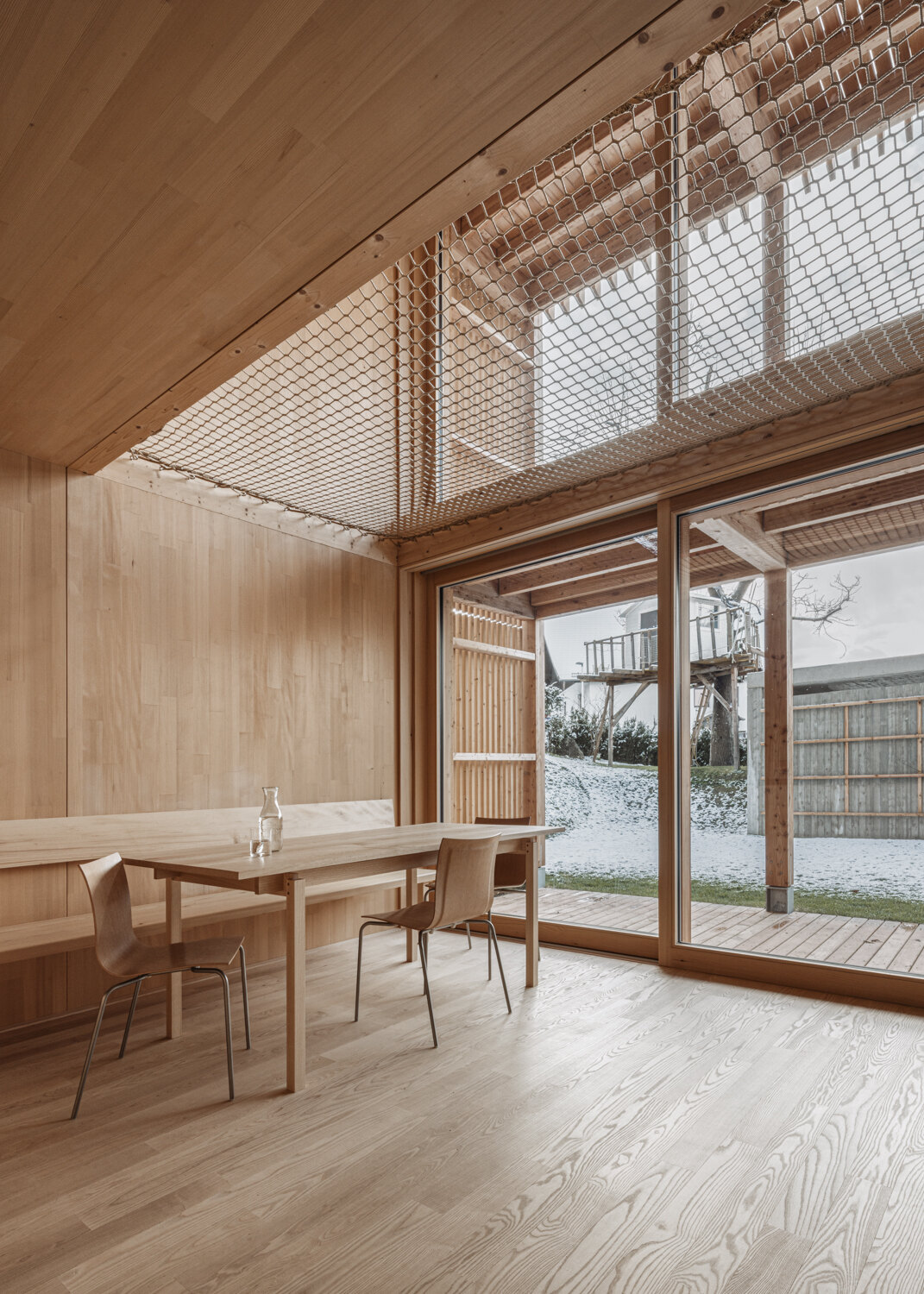 Klasický moderný trojpodlažný dom s minimalistickým interiérom